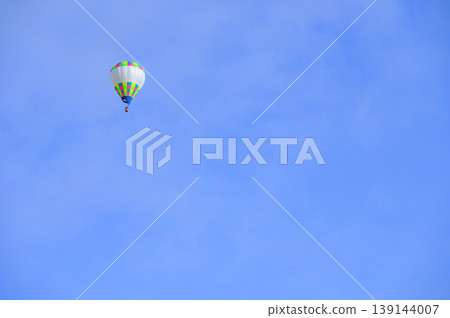 Hot air balloons flying in the sky [Ikeda Town, Kitaazumi District] 139144007