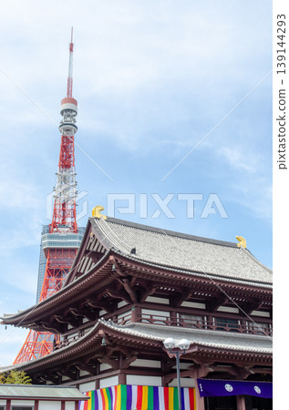 在陽光明媚的日子裡，增上寺和東京鐵塔構成了一幅東京美景。 139144293