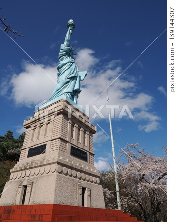 奧入瀨町的一個公園,園內有自由女神像和櫻花。 奧入瀨町的一個公園,園內有自由女神像和櫻花。 139144307