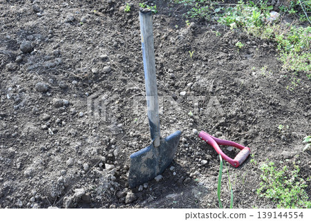Broken shovel Broken shovel 139144554