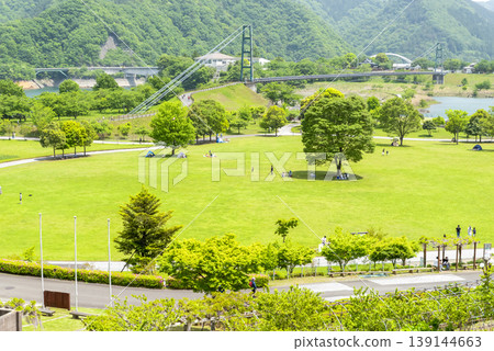 The grassy area and green scenery of Miyagase Lakeside Park 139144663