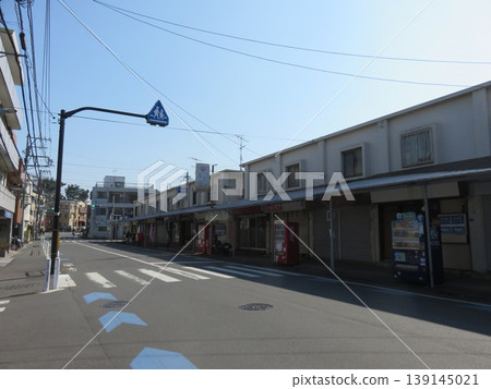 道路兩旁林立著購物街 139145021