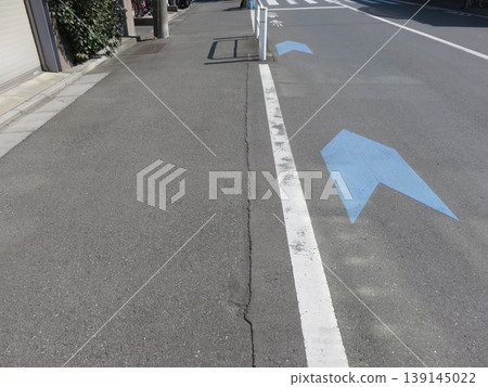 Arrows on the road 139145022