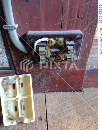 佈滿灰塵、危險的電源插座 佈滿灰塵、危險的電源插座 139145156