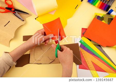 Step 14. Step-by-step instructions on how to make a stand for stationery from recycled materials. Do it yourself. A glass for pencils and pens from a plastic bottle and a can. A fun craft for kids DIY 139145687