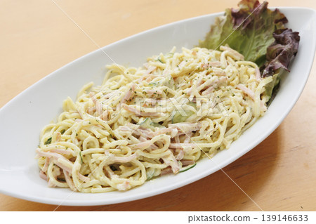經典義大利麵沙拉、火腿黃瓜義大利麵沙拉、預製食品和家庭烹飪的廣告材料。 139146633