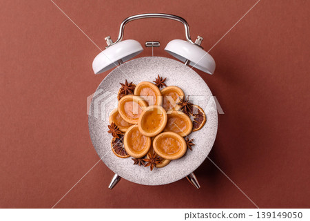 Round mini tartlets with citrus or peach jam and crumbly pastry. Mini citrus tarts 139149050