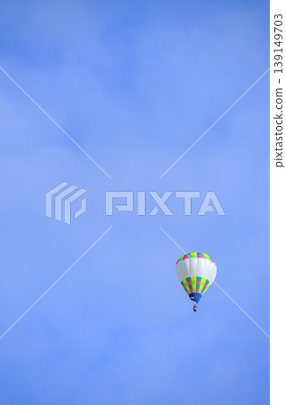 Hot air balloons flying in the sky [Ikeda Town, Kitaazumi District] 139149703