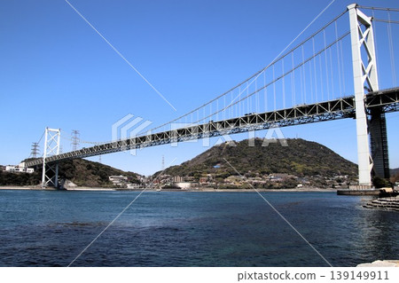 從門司港無鷹廣場看到的關門海峽和關門大橋。 從門司港無鷹廣場看到的關門海峽和關門大橋。 139149911