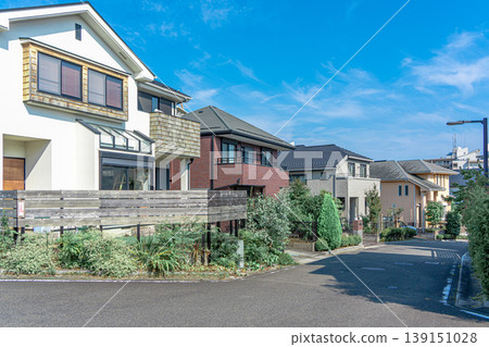 Detached house and refreshing blue sky Detached house and refreshing blue sky 139151028