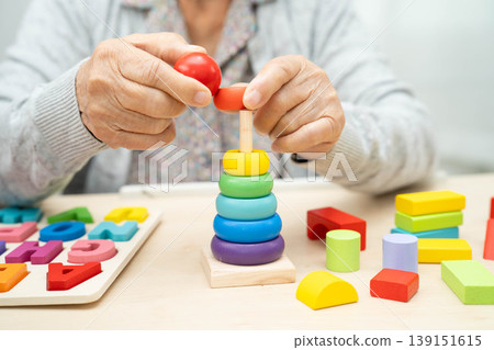 Alzheimer disease AD, Asian senior woman patient suffering from dementia learn practical motor skills rehabilitation. 139151615