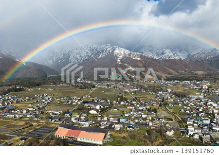 長野縣白馬村和白雪皚皚的八方尾根山脊上空出現了一道美麗的彩虹(無人機空拍照片)。 長野縣白馬村和白雪皚皚的八方尾根山脊上空出現了一道美麗的彩虹(無人機空拍照片)。 139151760