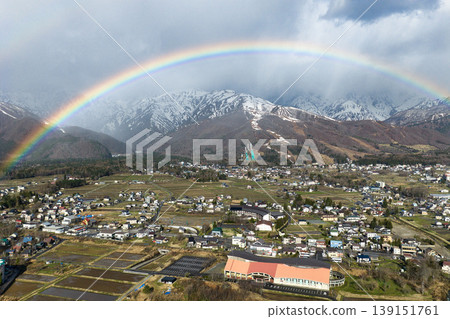 長野縣白馬村和白雪皚皚的八方尾根山脊上空出現了一道美麗的彩虹（無人機空拍照片）。 139151761
