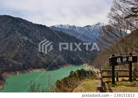 長野縣大町市大町水壩的龍神湖和白雪皚皚的野口五郎山 139151813