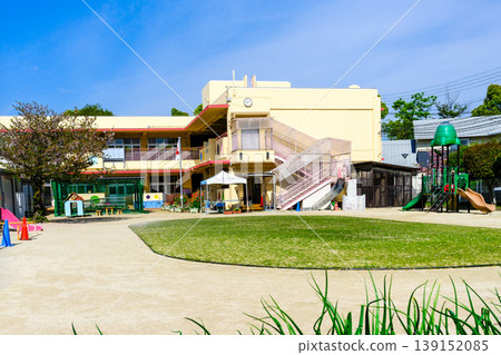 幼兒園教學大樓和遊樂場 幼兒園教學大樓和遊樂場 139152085
