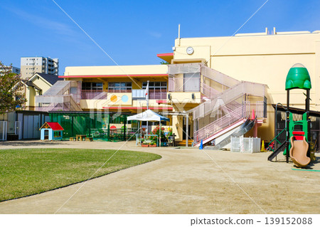 幼兒園教學大樓和遊樂場 139152088