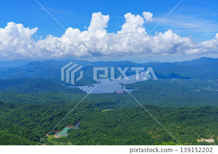 從磐梯山登山道可欣賞日原湖和奧羽山脈的壯麗景色：福島縣自然風光 139152202