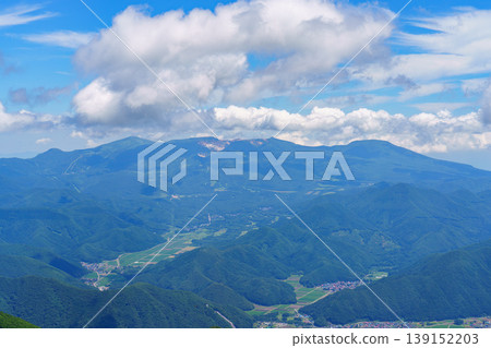 從磐梯山登山道可欣賞日原湖和奧羽山脈的壯麗景色:福島縣自然風光 從磐梯山登山道可欣賞日原湖和奧羽山脈的壯麗景色:福島縣自然風光 139152203