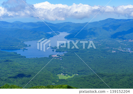 從磐梯山登山道可欣賞日原湖和奧羽山脈的壯麗景色:福島縣自然風光 從磐梯山登山道可欣賞日原湖和奧羽山脈的壯麗景色:福島縣自然風光 139152204