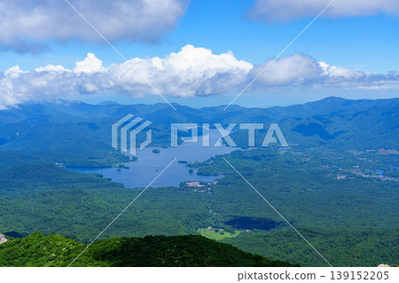 從磐梯山登山道可欣賞日原湖和奧羽山脈的壯麗景色:福島縣自然風光 從磐梯山登山道可欣賞日原湖和奧羽山脈的壯麗景色:福島縣自然風光 139152205