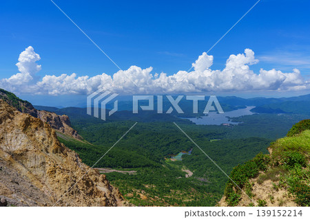 從磐梯山登山道可欣賞日原湖和奧羽山脈的壯麗景色:福島縣自然風光 從磐梯山登山道可欣賞日原湖和奧羽山脈的壯麗景色:福島縣自然風光 139152214