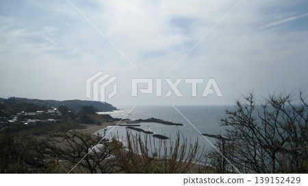 從海岬頂上的公園可以看到大海、沙灘和海岬。 從海岬頂上的公園可以看到大海、沙灘和海岬。 139152429