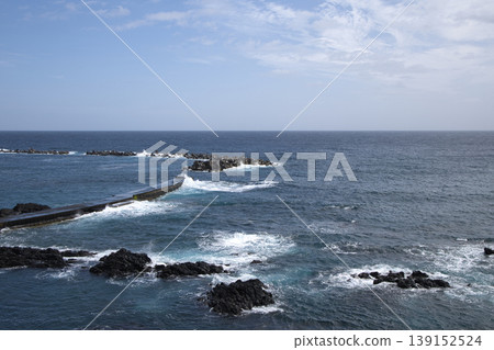 Waves exceeding the size of the tetrapods Waves exceeding the size of the tetrapods 139152524