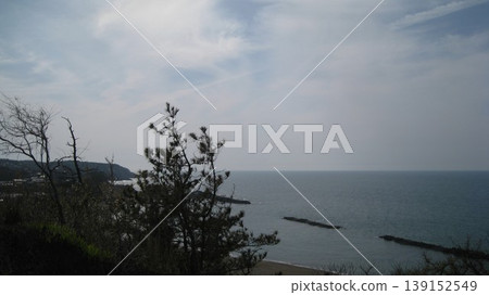從海岬頂上的公園可以看到大海、沙灘和海岬。 從海岬頂上的公園可以看到大海、沙灘和海岬。 139152549