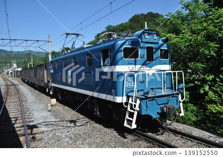 一列從埼玉縣始發的秩父鐵道開往埼玉縣的貨運列車，車上載有石灰石。 139152550