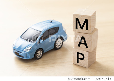 標有“地圖”和環保汽車的積木 標有“地圖”和環保汽車的積木 139152613