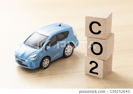一塊寫著「二氧化碳」字樣的積木和一輛環保汽車 一塊寫著「二氧化碳」字樣的積木和一輛環保汽車 139152643