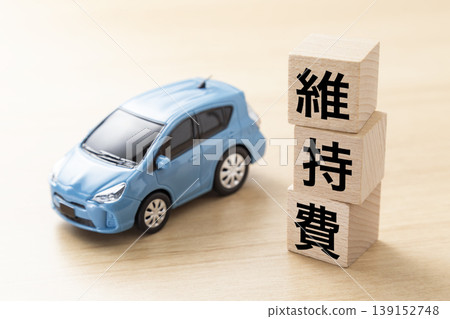 標示「維護成本」的方塊和一輛環保汽車 139152748