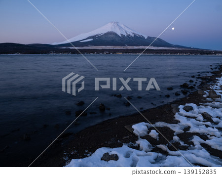 冬日清晨，從山中湖眺望紅山 139152835