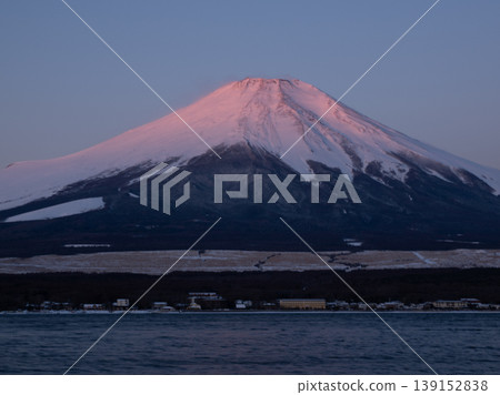 Mount Kurenai as seen from Lake Yamanaka on a winter morning Mount Kurenai as seen from Lake Yamanaka on a winter morning 139152838