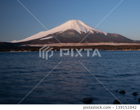 Mount Kurenai as seen from Lake Yamanaka on a winter morning Mount Kurenai as seen from Lake Yamanaka on a winter morning 139152842