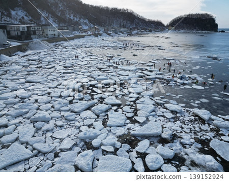 Aerial view of the drift ice formations in the harbor near the Utoro Shiretoko roadside station. 139152924