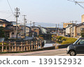 一條河流流經住宅區 139152932