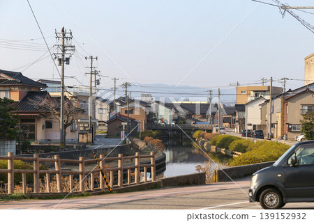 一條河流流經住宅區 139152932