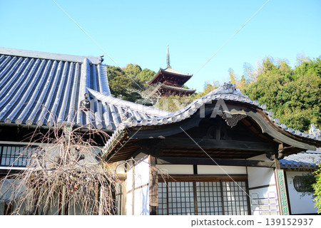 從尾道西國寺院建築外眺望三層寶塔。 從尾道西國寺院建築外眺望三層寶塔。 139152937