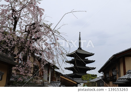 Streetscape leading to Yasaka Pagoda in Kyoto, April 2026 (Part 2) Streetscape leading to Yasaka Pagoda in Kyoto, April 2026 (Part 2) 139153263