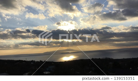 A heart shape in the sea that appeared at the moment the sun rose – a miraculous sight. A heart shape in the sea that appeared at the moment the sun rose – a miraculous sight. 139153351