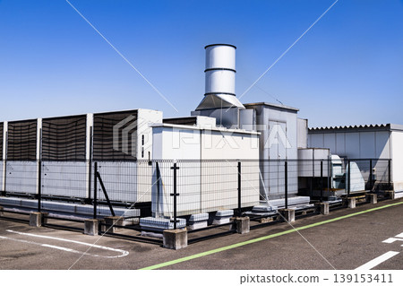 屋頂停車場的空調室外機 屋頂停車場的空調室外機 139153411