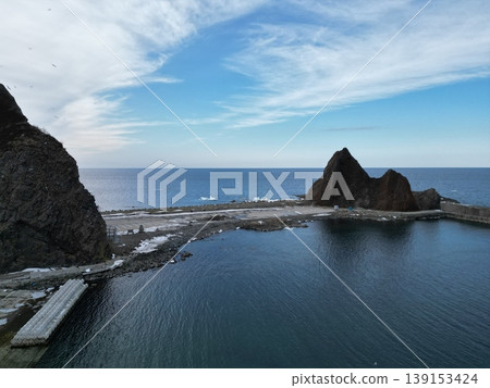 從空中俯瞰位於沙裡鎮烏托羅的烏托羅角三角形岩石。 139153424