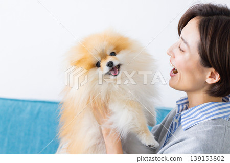 生活方式：一位女士抱著她的寵物狗 139153802