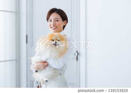 寵物美容師抱著一隻博美犬 139153820