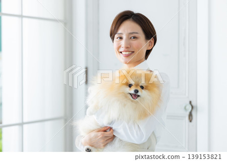 Groomer Groomer holding a Pomeranian Groomer Groomer holding a Pomeranian 139153821