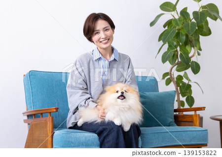 生活方式：一位女士抱著她的寵物狗 139153822