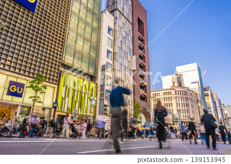 4月12日，東京街景。銀座步行街上擠滿了外國遊客。一長串外國人坐在路邊休息。 139153945