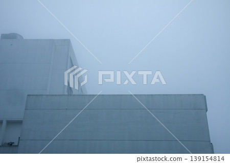 一座被雨水籠罩的建築物 139154814