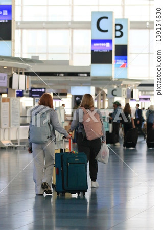 International passengers heading to the international counter at Haneda Airport's international terminal 139154830